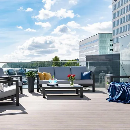Yacht Park Premium Sea View *